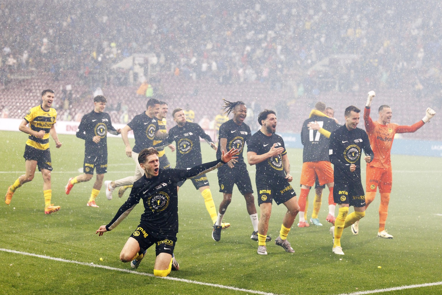 Les joueurs d&#039;YB celebrent devant leurs supporters a la fin de la rencontre de football de Super League entre le Geneve Servette FC (SFC) et le BSC Young Boys (YB), ce lundi 20 mai 2024 au stade  ...