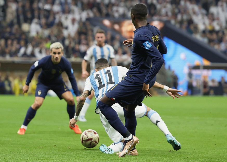 epa10372254 Angel di Maria (C) of Argentina is fouled by Ousmane Dembele (R) of France in the penalty box during the FIFA World Cup 2022 Final between Argentina and France at Lusail stadium in Lusail, ...