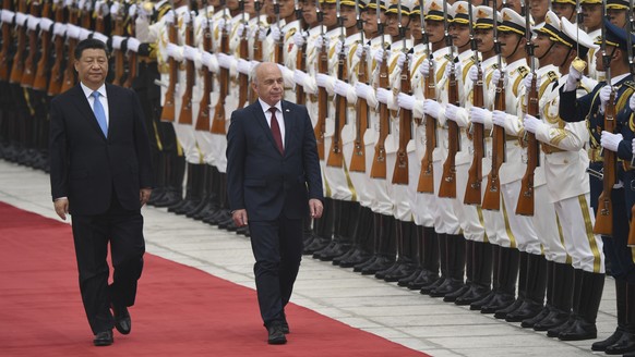 Switzerland&#039;s President Ueli Maurer, right, and China&#039;s President Xi Jinping review an honor guard during a welcome ceremony at the Great Hall of the People, Monday, April 29, 2019, in Bejin ...