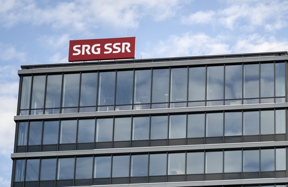 Das Logo der SRG SSR am Hauptsitz der Schweizerische Radio- und Fernsehgesellschaft. Fotografiert am Freitag, 20. September 2024 in Bern. (KEYSTONE/Anthony Anex)