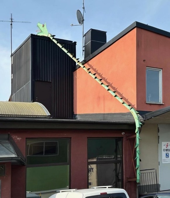 Sexy gutters - sexy Dachrinnen 
https://www.instagram.com/sexygutters/