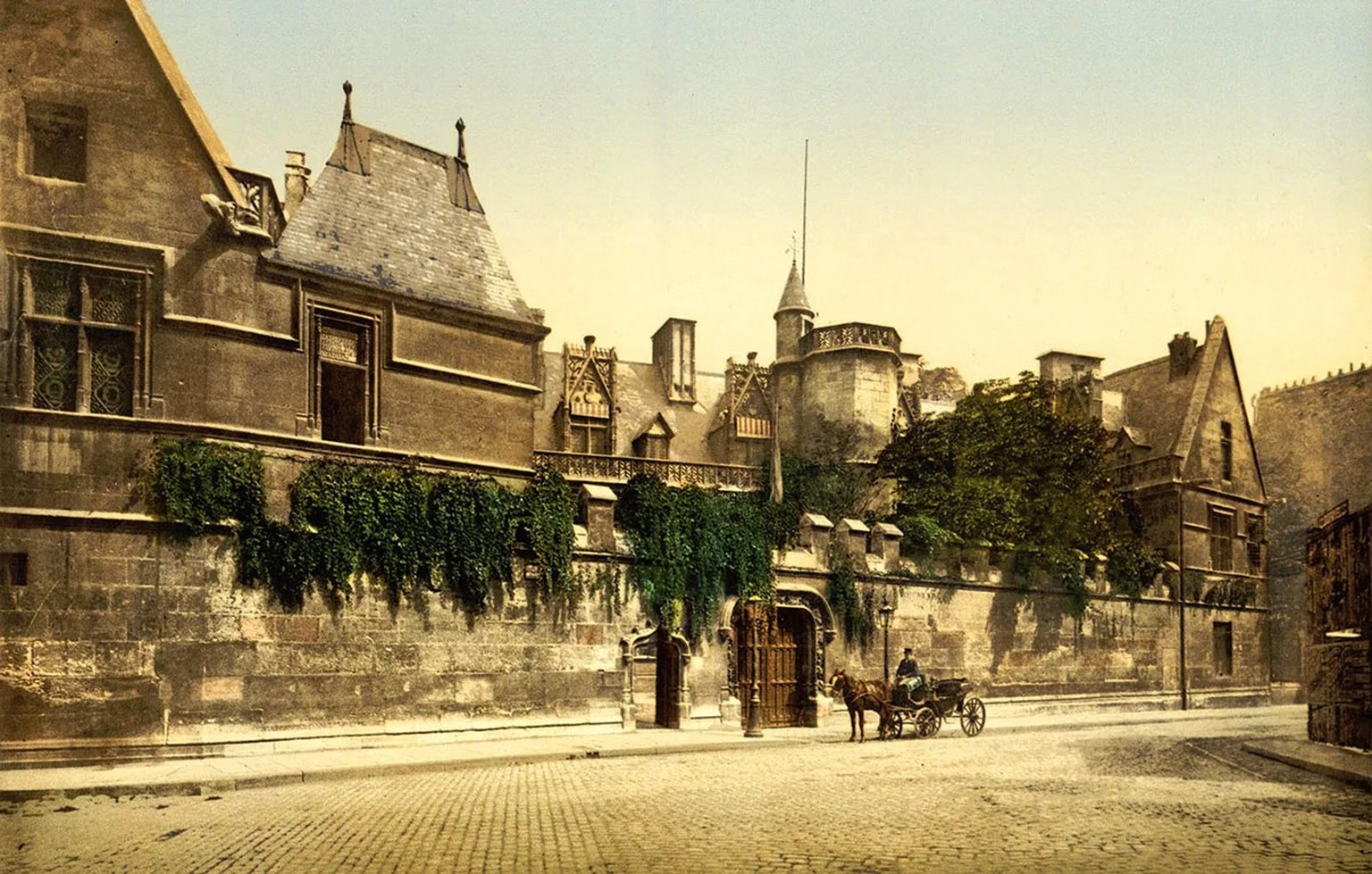 Das Musée de Cluny, fotografiert um 1890.
https://commons.wikimedia.org/wiki/File:H%C3%B4tel_de_Cluny_(Mus%C3%A9e_National_du_Moyen_%C3%82ge),_Paris,_France,_1890s.jpg