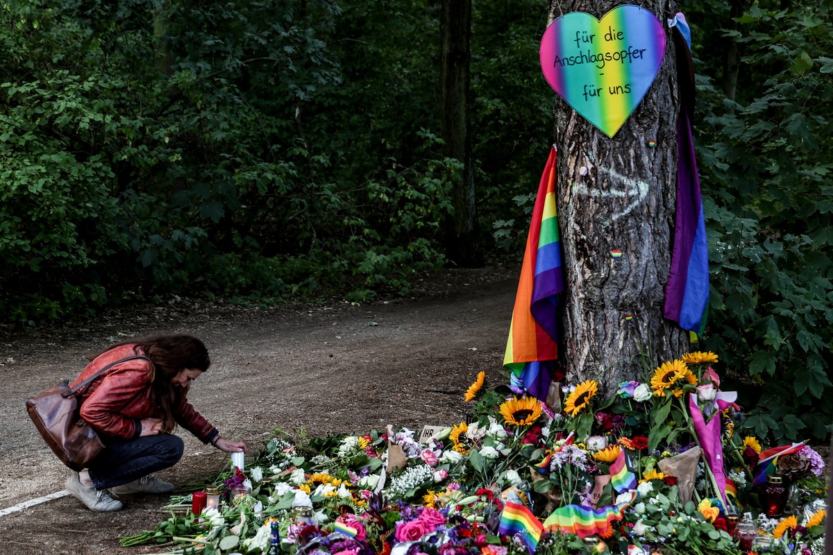 epa13135458 A woman lights a candle at a mourning site near the scene where a vehicle plowed into a crowd on the sideline of the Christopher Street Day (CSD) parade in Berlin, Germany, 27 July 2026. T ...