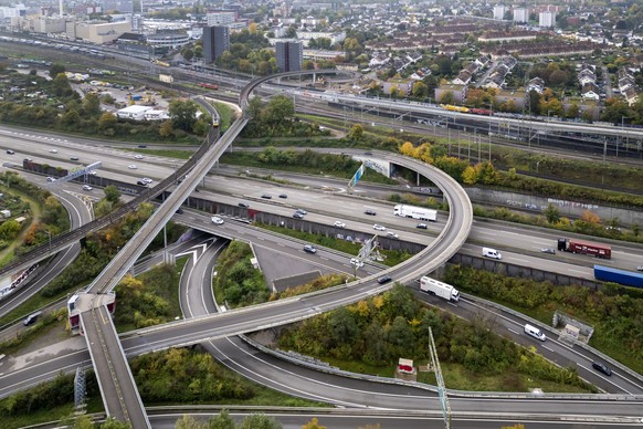 Drohnenaufnahme von der Autobahnverzweigung Hagnau / Basel St. Jakob von Birsfelden aus gesehen, am Donnerstag, 17. Oktober 2024. Der geplante Rheintunnel soll an die bestehenden Achsen von und nach D ...