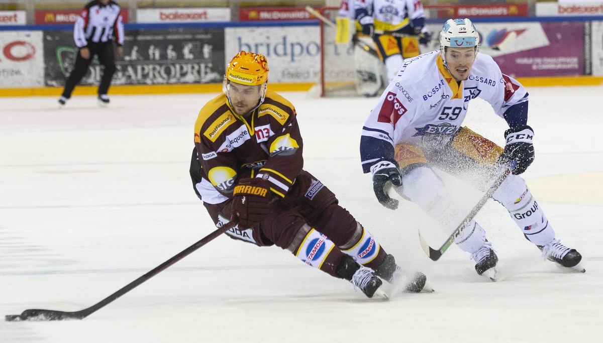 Geneve-Servette's defender Henrik Toemmernes, of Sweden, left, vies for the puck with Zug's forward Dario Simion, right, during the second leg of the National League Swiss Championship final ...