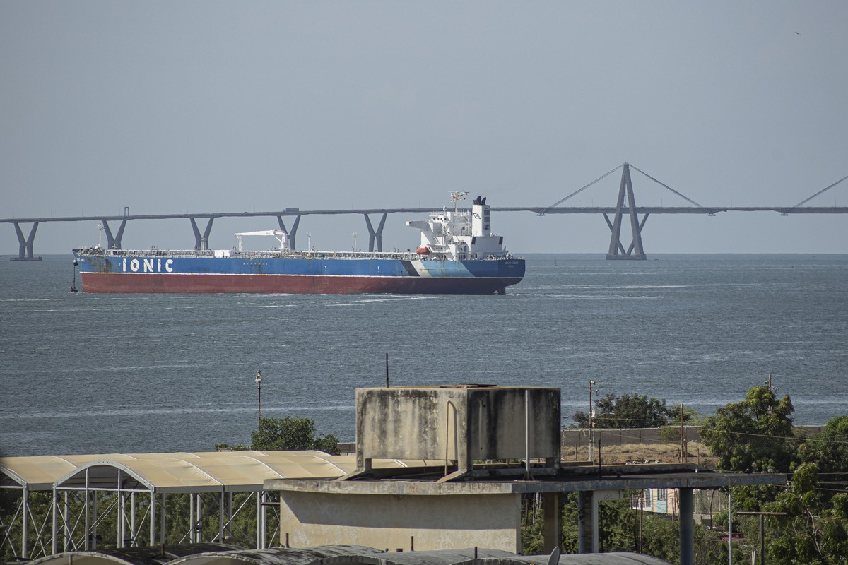 epa13199224 An oil tanker sails off the coast of Maracaibo, Venezuela, 29 August 2026. US President Donald Trump announced on 28 August that the United States had secured majority control of more than ...