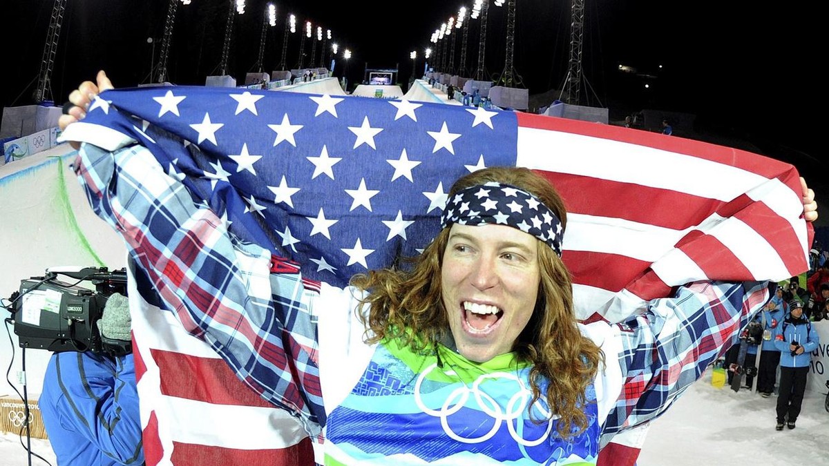 epa02038969 Winner of the Men's Halfpipe Snowboard competition at the 2010 Vancouver Winter Olympic Games, Shaun White of the USA, celebrates after his victory in Cypress, Vancouver, Canada, 17 F ...