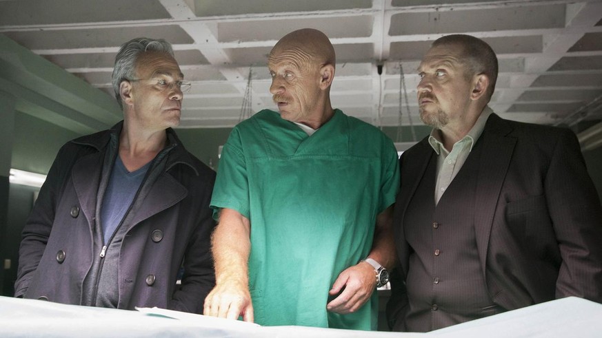 Liebe, eiskalt: Freddy (Dietmar Bär, r.) mit Max (Klaus J. Behrendt, l.) und Dr. Roth (Joe Bausch) am Obduktionstisch.&nbsp;