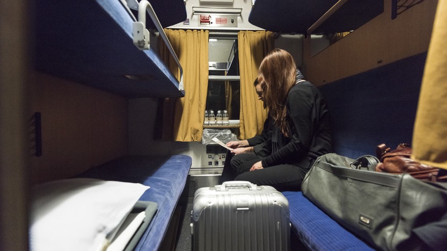 ZUM THEMA NACHTZUEGE STELLEN WIR IHNEN HEUTE FOLGENDES NEUES BILDMATERIAL DES NIGHTJETS DER OESTERREICHISCHEN BUNDESBAHNEN, OEBB, ZUR VERFUEGUNG --- [Staged Picture] Passengers in a couchette compartm ...