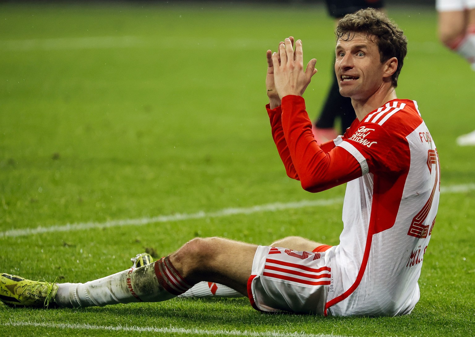 epa11143193 Munich&#039;s Thomas Mueller reacts during the German Bundesliga soccer match between Bayer 04 Leverkusen and FC Bayern Munich in Leverkusen, Germany, 10 February 2024. EPA/RONALD WITTEK C ...