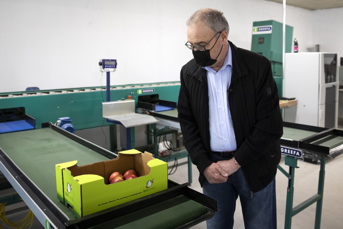 Bundespraesident Guy Parmelin wahrend einem Besuch auf dem landwirtschaftlichen Biobetrieb Messerli, am Montag, 19. April 2021, in Kirchdorf im Kanton Bern. Bundespraesident Parmelin hat sich vor Ort  ...