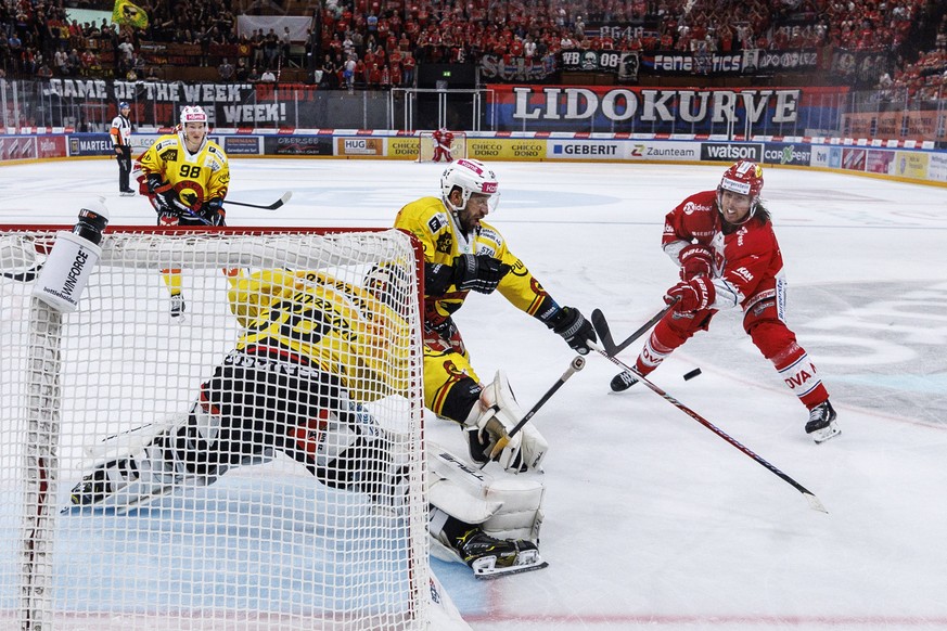 SC Rapperswil-Jona Lakers Stuermer Victor Rask, rechts, gegen SC Bern Verteidiger Roman Loeffel. Mitte, und Torhueter Adam Reideborn waehrend dem Eishockey-Meisterschaftsspiel der National League zwis ...