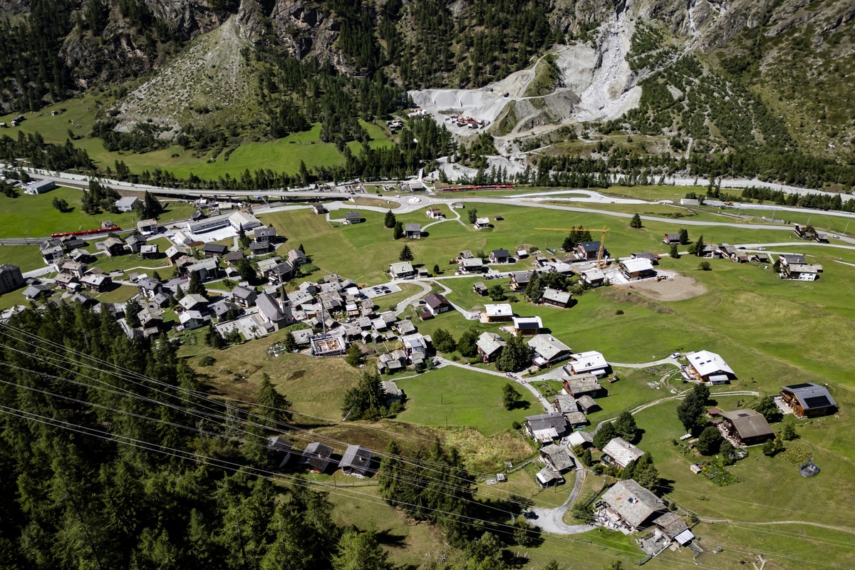 Une vue du village de Randa le mardi 25 aout 2026 depuis Randa dans le Haut-Valais. La commune de Randa met en garde contre l'effondrement du glacier du Weisshorn (Haengegletscher Weisshorn Ost), ...