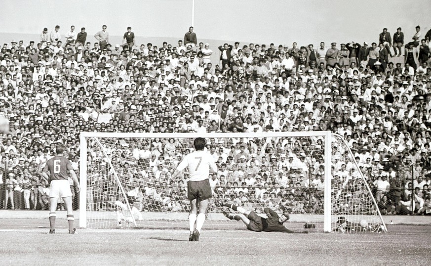 Bildnummer: 14513406 Datum: 01.01.1900 Copyright: imago/United Archives International
1962 World Cup Chile v USSR Rojas (No.7) scores the second goal for Chile against USSR during the World Cup quart ...