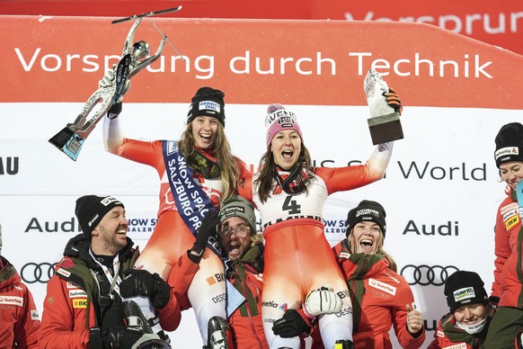 Switzerland&#039;s Camille Rast, top left, and Wendy Holdener celebrate with the Swiss team after an alpine ski, women&#039;s World Cup slalom in Flachau, Austria, Tuesday, Jan.14, 2025. (AP Photo/Gio ...
