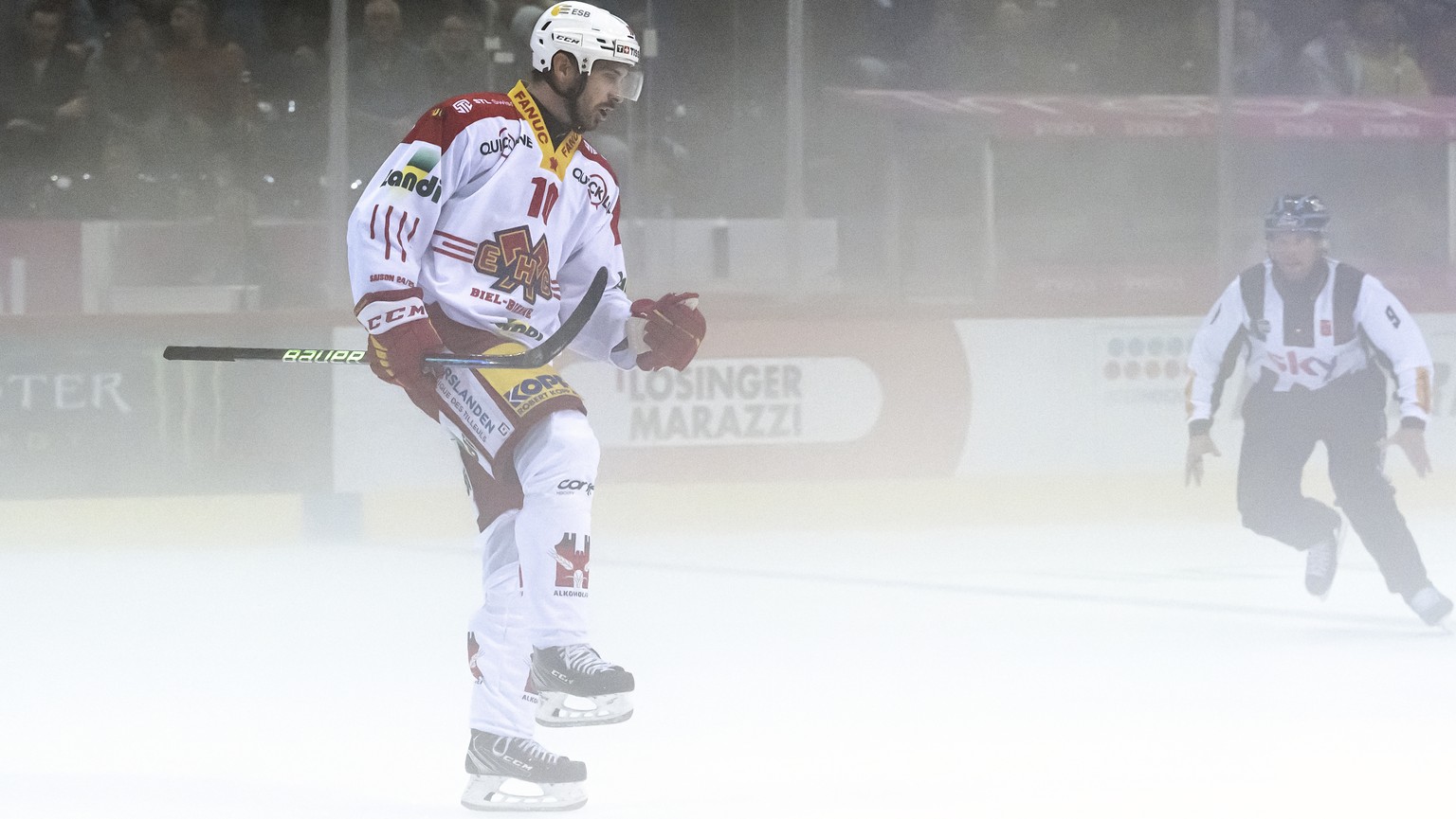 Luca Cunti (EHCB) jubelt nach seinem Tor zum 3-2, beim Eishockey Meisterschaftsspiel der National League zwischen dem SC Bern, SCB, und dem EHC Biel, EHCB, am Donnerstag, 17. Oktober 2024, in der Post ...