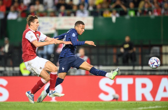 epa10006756 Kylian Mbappe (R) of France scores the equalizer during the UEFA Nations League soccer match between Austria and France in Vienna, Austria, 10 June 2022. EPA/CHRISTIAN BRUNA