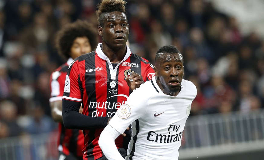 epa05937887 Mario Balotelli of OGC Nice (L) vies for the ball with Blaise Matuidi of Paris Saint Germain (R) during the French Ligue 1 soccer match, OGC Nice vs Paris Saint Germain, at the Allianz Riv ...