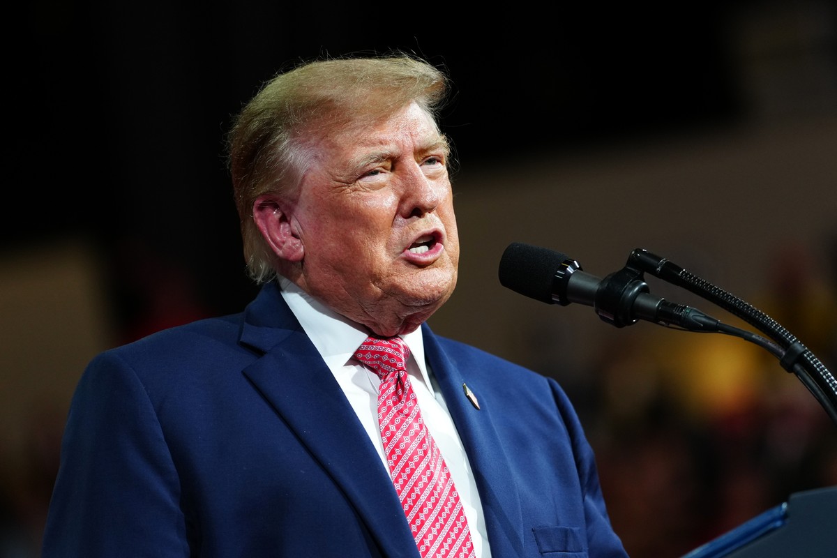 President Donald Trump speaks at a campaign rally at Heartland Credit Union Arena, Monday, Oct. 19, 2026, in Park City, Kan. (AP Photo/Julia Demaree Nikhinson)
Trump