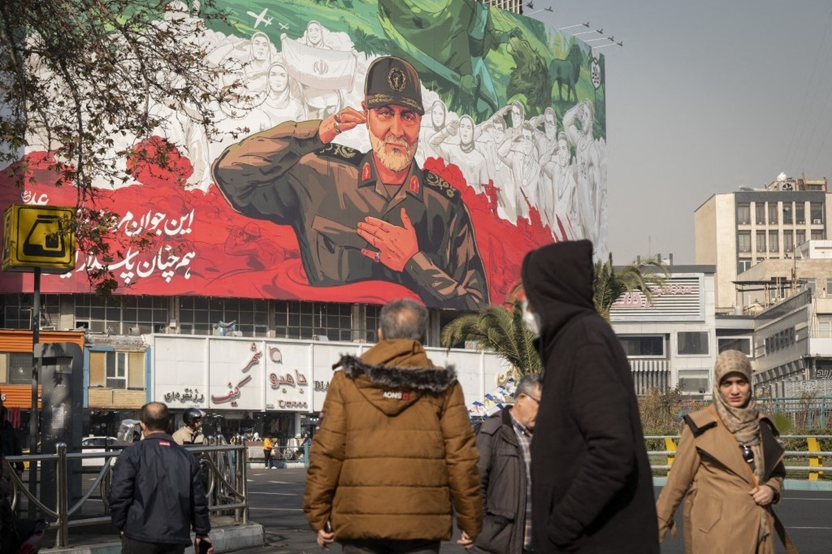 A billboard depicting symbolic images of the former commander of the Islamic Revolutionary Guard Corps (IRGC) Quds Force, Major General Qassem Soleimani, and Iranian athletes is hung on a state buildi ...