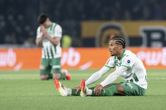 Chima Okoroji (SG), rechts, und Jozo Stanic (SG) zeigen Enttaeuschung nach Schlussopfiff, im Fussball Meisterschaftsspiel der Swiss Super League zwischen dem BSC Young Boys, YB, und dem FC St. Gallen, ...