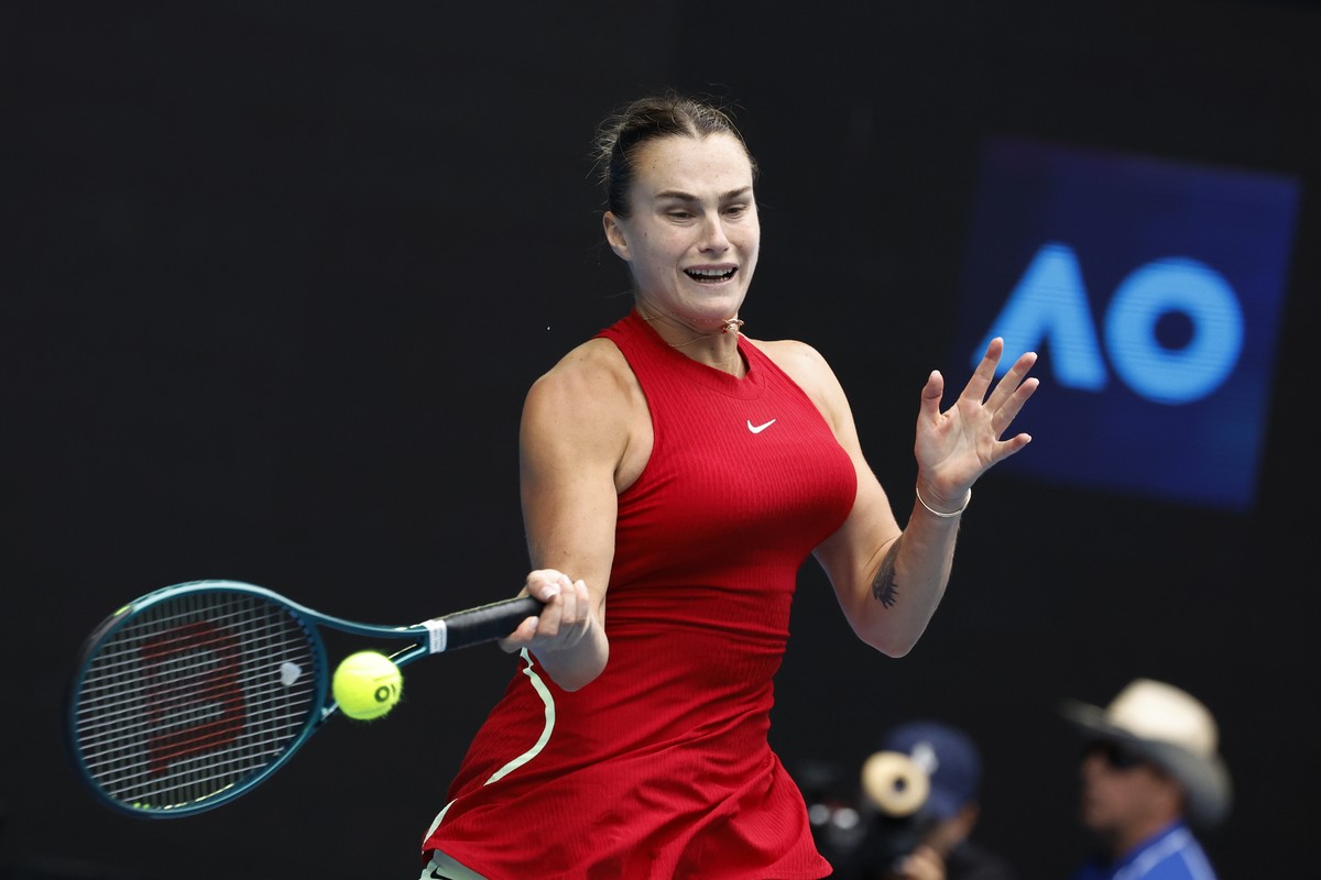 epa11088628 Aryna Sabalenka of Belarus in action against Lesia Tsurenko of Ukraine during the Women's 3rd round match at the Australian Open tennis tournament in Melbourne, Australia, 19 January  ...