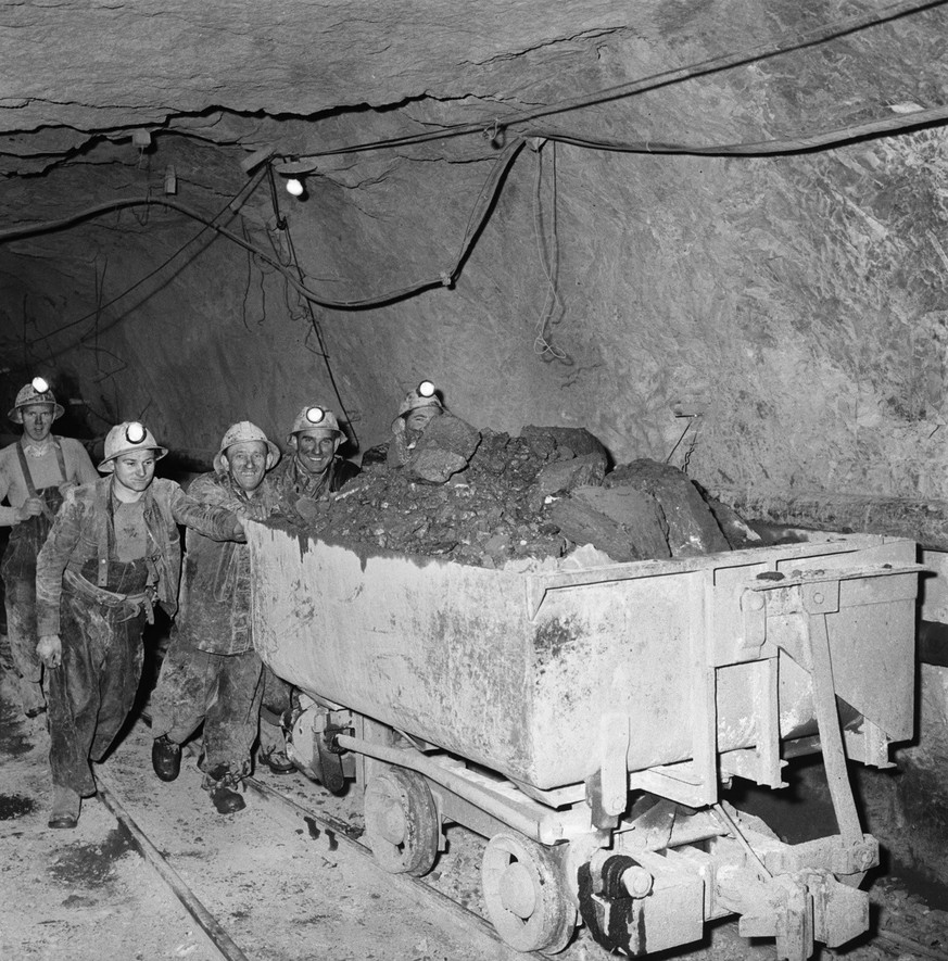 SCHWEIZ SBB KERENZERBERG
Bergleute im Stollen fuer den neuen SBB-Kerenzerbergtunnel, aufgenommen im Maerz 1958. (KEYSTONE/PHOTOPRESS-ARCHIV/Str)