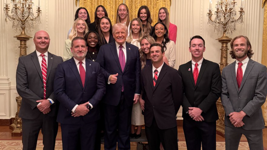 Wer wird denn nun geehrt? – Foto mit US-Präsident Trump sorgt für Kritik