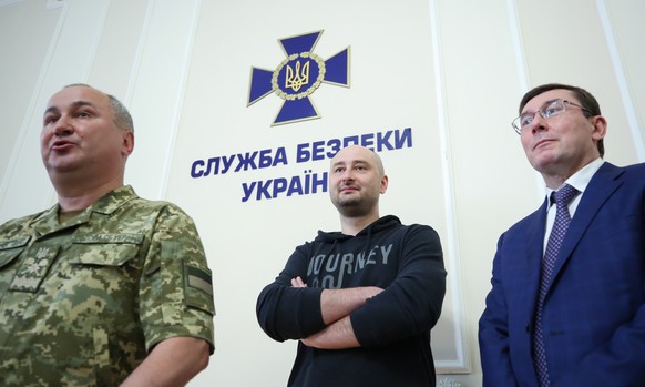 epa06774138 Russian opposition journalist Arkady Babchenko (C), SBU head Vasiliy Gritsak (L) and General Prosecutor of Ukraine Yuriy Lutsenko (R) attend a Ukrainian Security Service (SBU) press confer ...