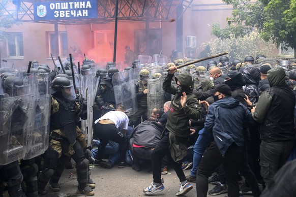 epa10662197 Soldiers of NATO-led international peacekeeping Kosovo Force (KFOR) clash with ethnic Serbs in front of the building of the municipality in Zvecan, Kosovo, 29 May 2023. Protests and clashe ...