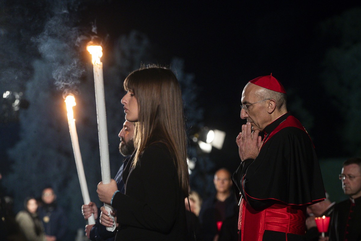 epa12040007 The Delegate of the Holy Father, Cardinal Baldassare Reina (R), Vicar General of His Holiness for the Diocese of Rome, presides over the 'Via Crucis', the 'Way of the Cross& ...