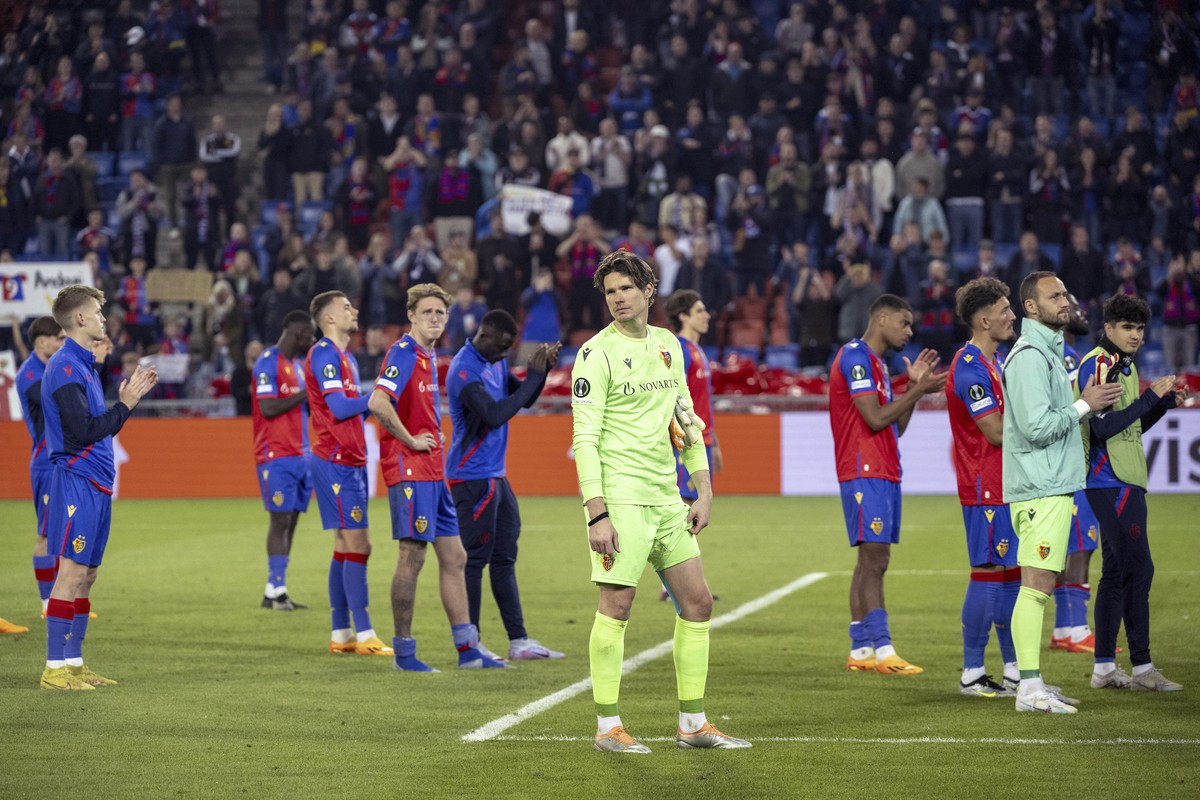 Basel's disapgoalkeeper Marwin Hitz, center, after the UEFA Conference League semifinal second leg match between Switzerland's FC Basel 1893 and Italy's ACF Fiorentina at the St. Jakob- ...
