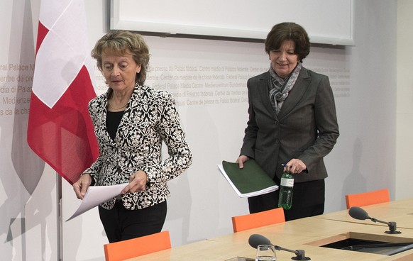 Bundesraetin Eveline Widmer-Schlumpf, Mitte, Adrian Hug, Direktor Eidgenoessische Steuerverwaltung (ESTV), links, und Pressesprecherin Brigitte Hauser-Sueess, rechts, lancieren im Namen des Bundesrats ...