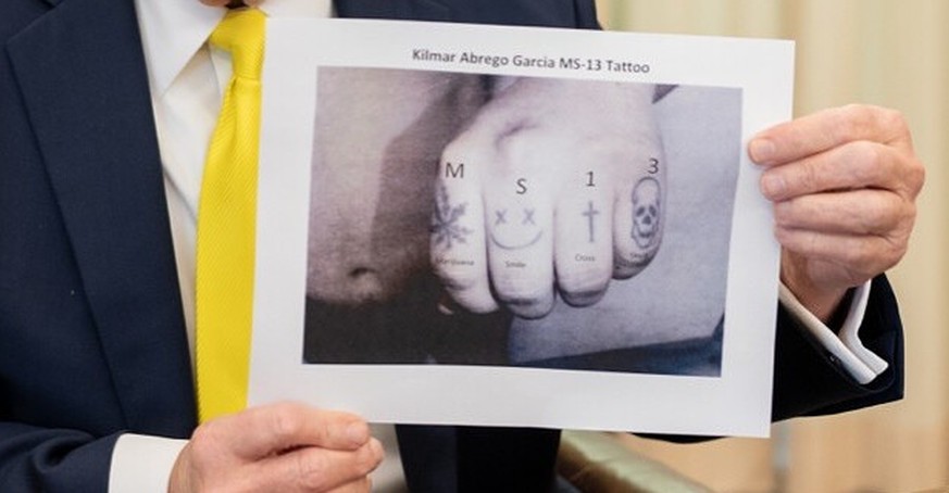 Trump hält ein Foto von einem vermeintlichen Gang-Tattoo des nach El Salvador deportierten Kilmar Abrego Garcia.