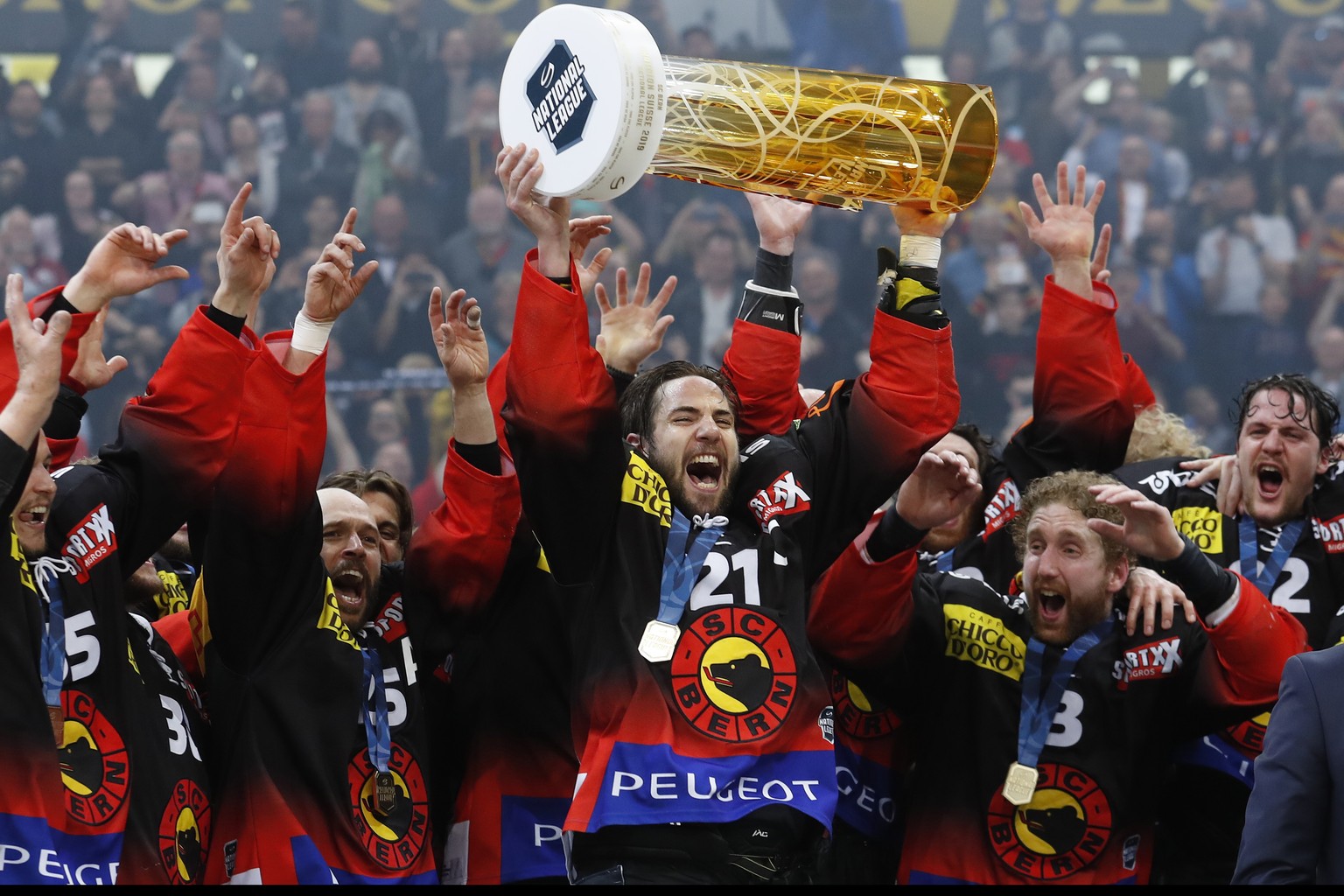 Berns Captain Simon Moser hebt den Pokal zum Meistertitel nach dem fuenften Eishockey Playoff-Finalspiel zwischen dem SC Bern und dem EV Zug, am Ostersamstag, 20. April 2019, in der PostFinance Arena  ...