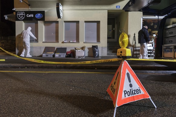 Polizeiabsperrung vor dem Cafe 56 an der Erlenstrasse in Basel, am fruehen Freitag Morgen, 10. Maerz, 2017. Am Abend des 9. Maerz 2017 kam es im Cafe 56 zu einer Schiesserei, bei welcher zwei Maenner  ...