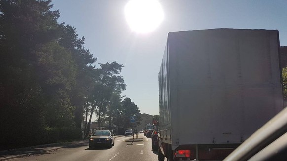 Auch auf der Kesslerstrasse in Schlieren herrschte heute Morgen in Richtung Zürich totaler Stillstand, wie dieses Foto zeigt.