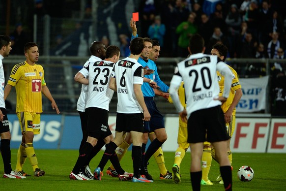 Sandro Burki erweist dem FC Aarau mit seiner gelb-roten Karte einen Bärendienst.