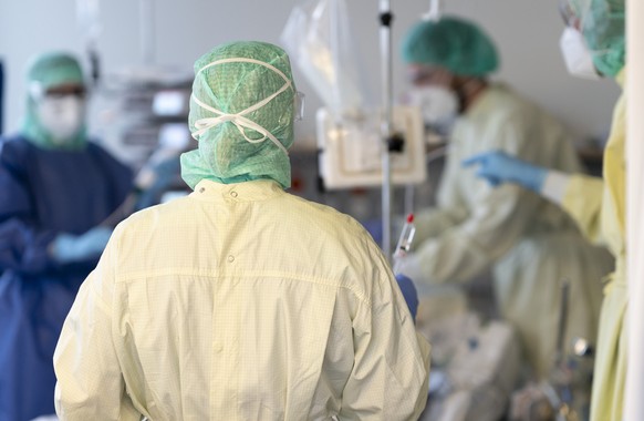 Aerzte und Pflegende kuemmern sich um Covid-Patienten auf der Covid-19-Intensivabteilung im Stadtspital Triemli am 10. Dezember 2020 in Zuerich. (KEYSTONE/Gaetan Bally)