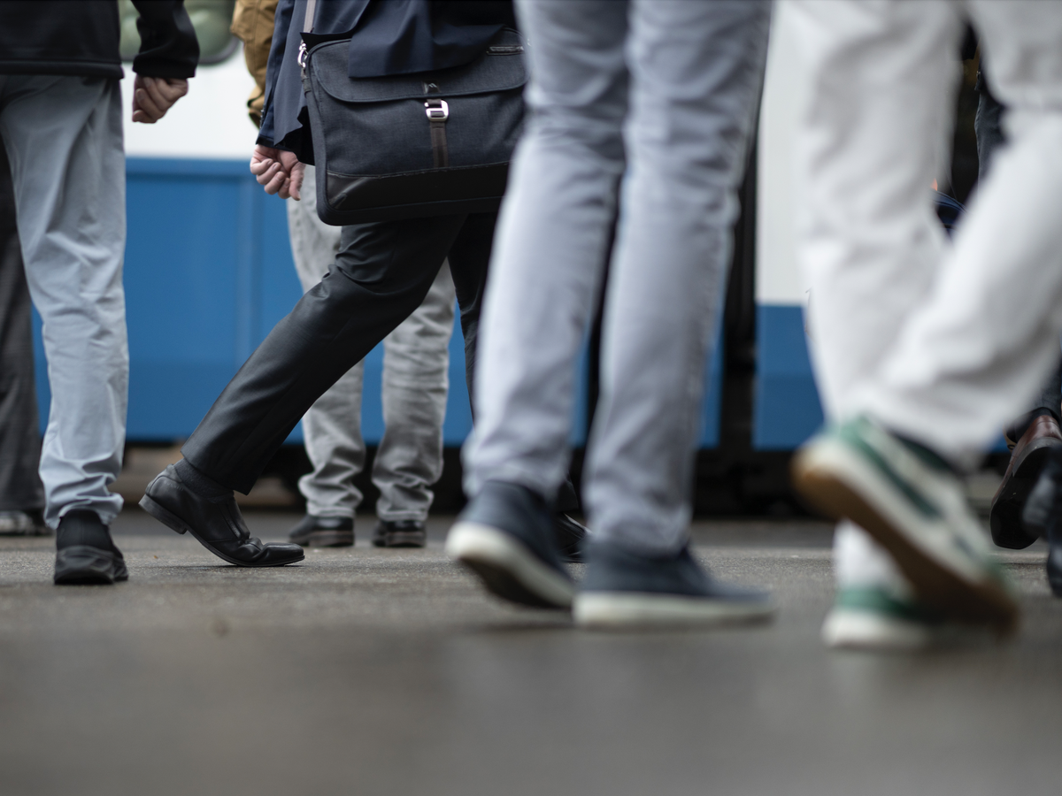 Beine von Menschen in Zürich Rushhour Business Zuwanderung