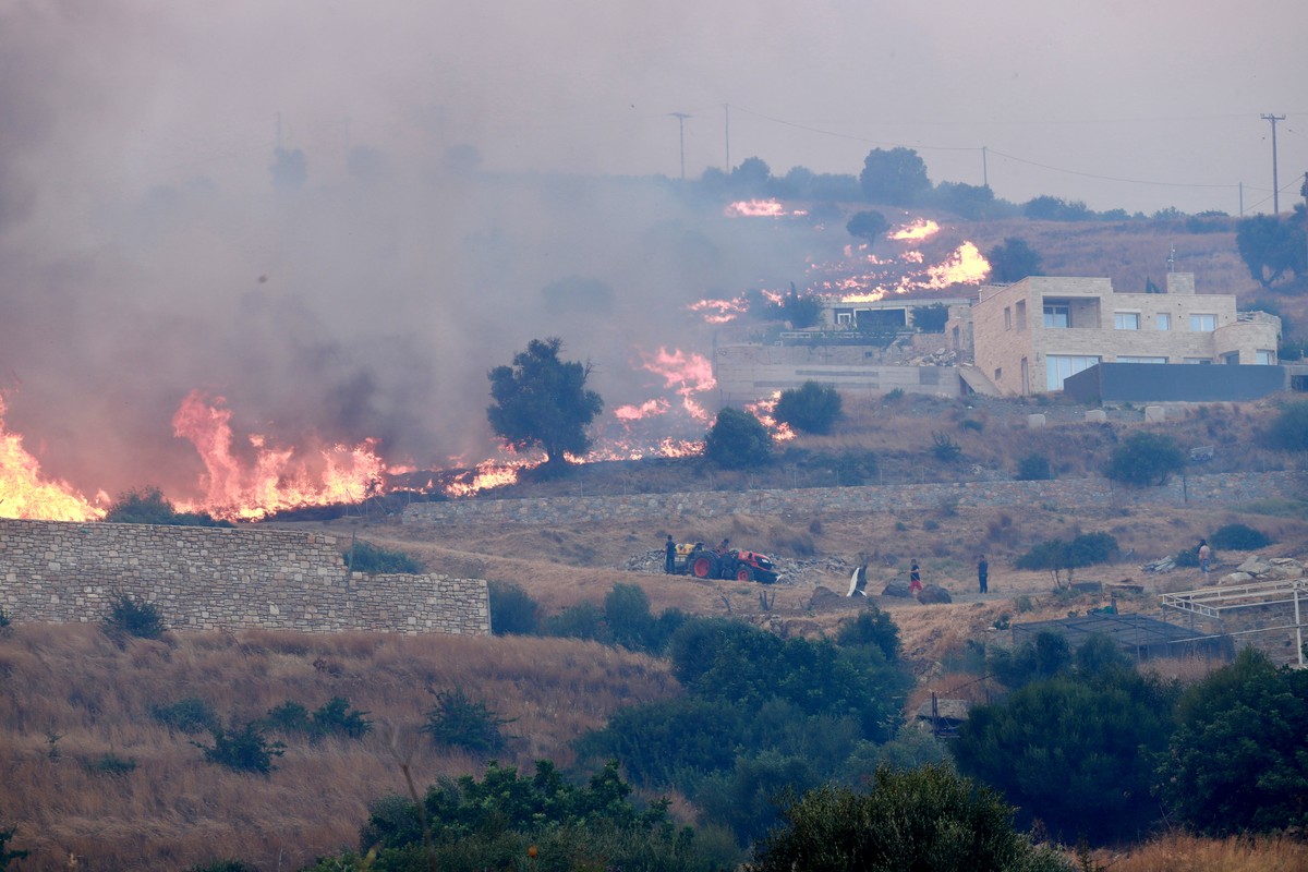 epaselect epa13140353 A fire burns through low-lying vegetation in Krya Vrysi, Rethymno, Crete, Greece, 29 July 2026. More than 150 firefighters, supported by four helicopters and four firefighting ai ...