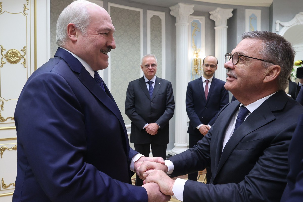 epa08931007 Belarusian President Alexander Lukashenko (L) shakes hands with Rene Fasel (R), the president of the International Ice Hockey Federation (IIHF), in Minsk, Belarus, 11 January 2021. EPA/NIK ...