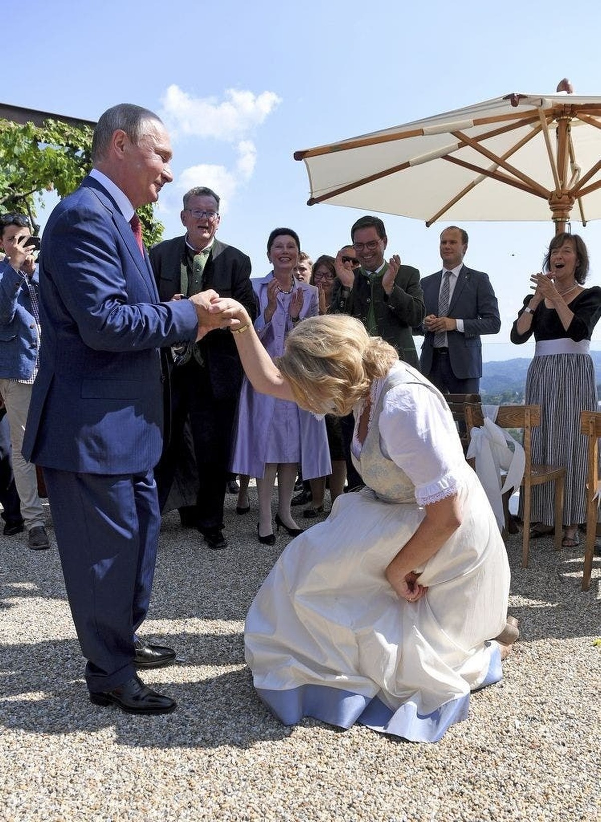 L'ex-ministre des Affaires étrangères du FPÖ Karin Kneissl, ploie devant Poutine.