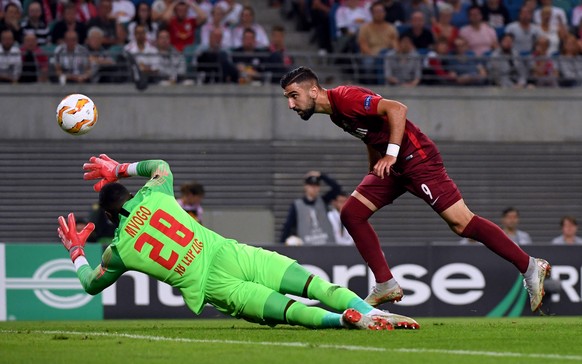 20.09.2018, Sachsen, Leipzig: Fußball: Europa League, RB Leipzig - RB Salzburg, Gruppenphase, Gruppe B, 1. Spieltag. Leipzigs Torwart Yvon Mvogo (l) kann das 1:0 durch Salzburgs Munas Dabbur nicht ver ...