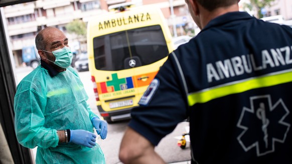 Mitarbeiter des Gruenen Kreuzes von Lugano desinfizieren einen Ambulanzwagen nach einem Einsatz, am Donnerstag, 5. Maerz 2020, in Lugano. Aufgrund des Coronavirus gelten hoechstmoegliche Hygienemassna ...