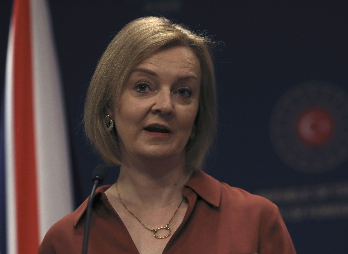 La ministre britannique des Affaires étrangères Elizabeth Truss s'adresse aux médias lors d'une conférence de presse conjointe avec le ministre turc des Affaires étrangères Mevlut Cavusoglu, ...