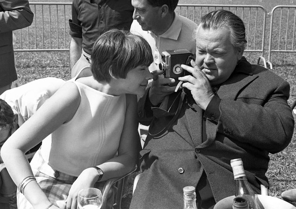 Orson Welles hantiert am Cannes Film Festival von 1966 mit einer Kamera.