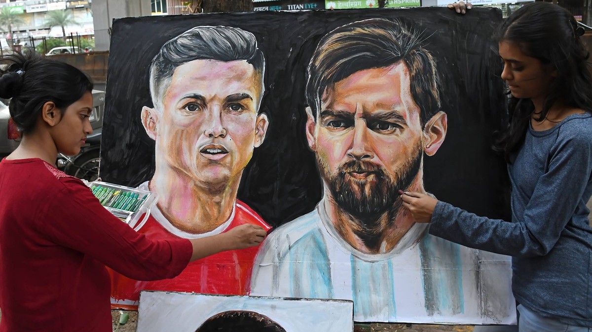 November 18, 2022, Mumbai, Maharashtra, India: Students from Gurukul school of art paint posters of soccer players Cristiano Ronaldo and Lionel Messi ahead of the FIFA World cup 2022 to be held in Qat ...