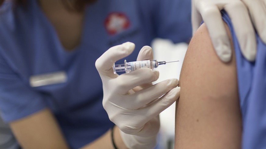 A medical assistant gives a flu vaccination at the Arzthaus in Zurich, Switzerland, on January 30, 2015. (KEYSTONE/Gaetan Bally)

Eine Praxisassistentin verabreicht eine Grippeimpfung, aufgenommen am  ...