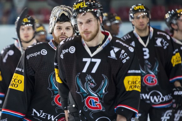 Deception des joueurs fribourgeois dont le gardien Fribourgeois Benjamin Conz, lors du match du championnat suisse de hockey sur glace de National League A, entre le HC Fribourg-Gotteron et le HC Luga ...